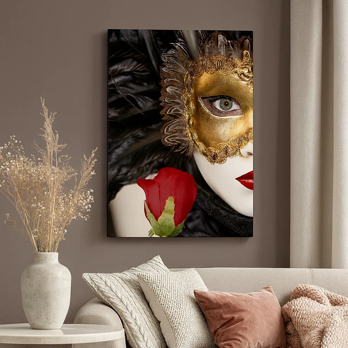 Bild auf Leinwand - Leinwandbild - Goldene venezianische Maske mit Federn und einer roten Rose, geheimnisvolles Motiv. - 50x70cm - Denn das Leben ist ein großer Ball - Moderne Wanddekoration für Wohnzimmer und Schlafzimmer ARTTOR