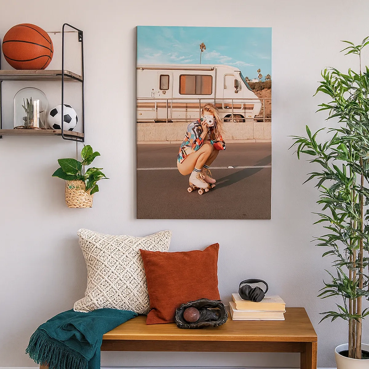 Bild auf Leinwand - Leinwandbild - Ein Mädchen auf Rollschuhen macht an einem sonnigen Tag ein Foto. - 50x70cm - Lächel bitte! - Moderne Wanddekoration für Wohnzimmer und Schlafzimmer ARTTOR