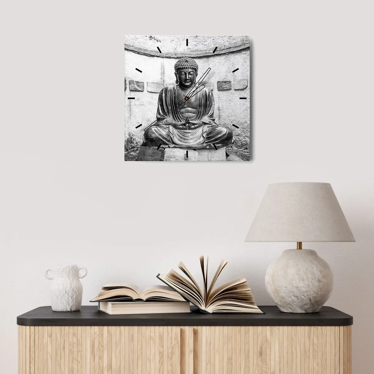 Wanduhr - Glasuhr - Schwarz-weiße Buddha-Statue in meditativer Pose - 30x30cm - An der Quelle des Friedens - Moderne Wanddekoration für Wohnzimmer und Schlafzimmer ARTTOR