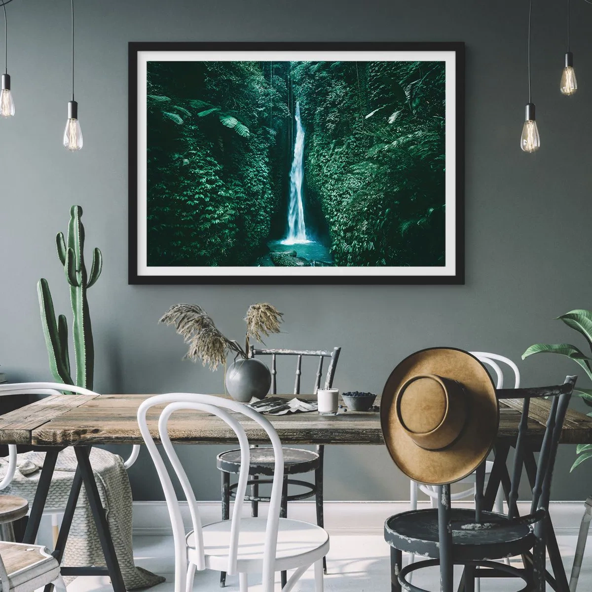 Poster in einem schwarzem Rahmen - Ein Wasserfall, umgeben von dichter tropischer Vegetation - 70x50cm - Tropisches Spa - Moderne Wanddekoration für Wohnzimmer und Schlafzimmer ARTTOR