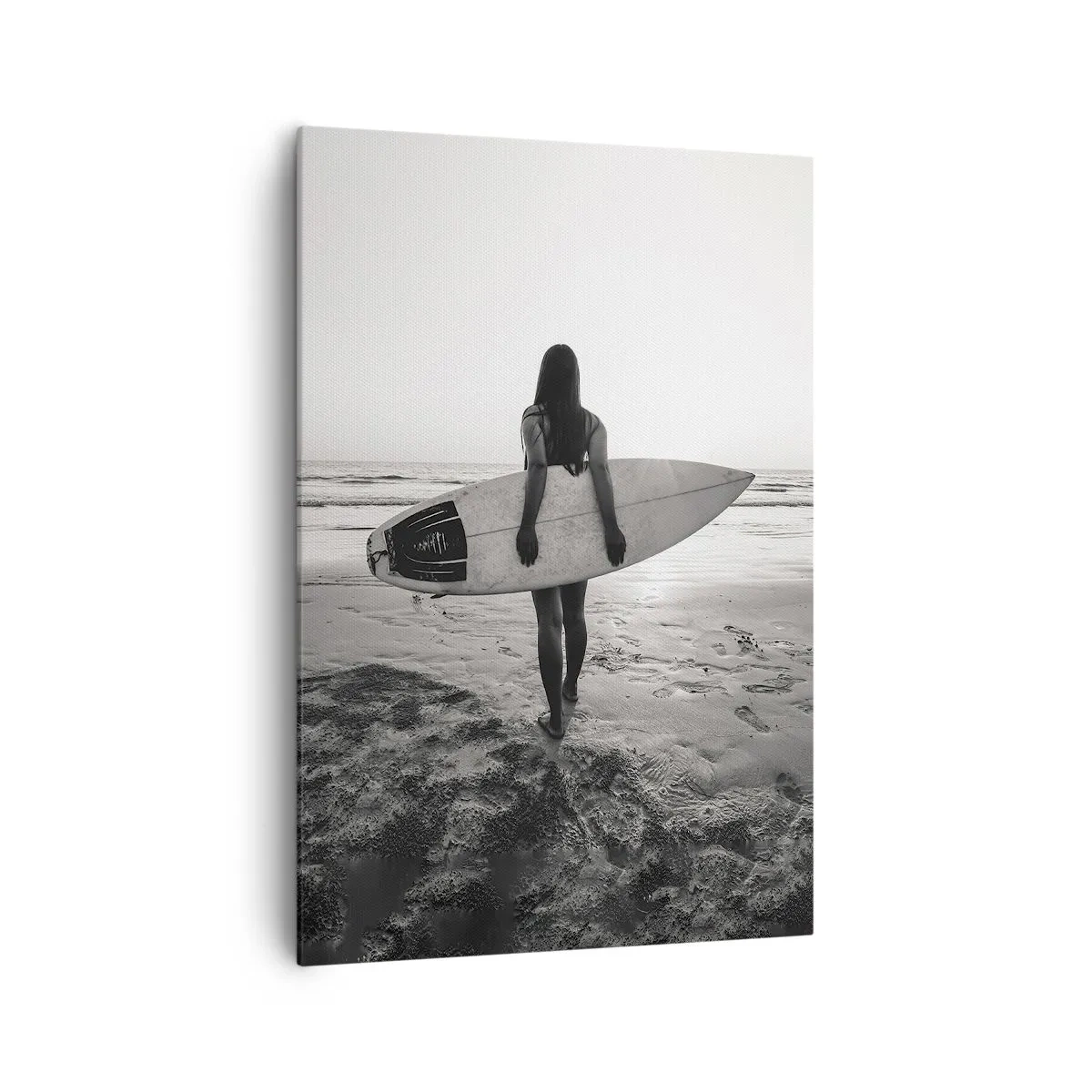 Bild auf Leinwand - Leinwandbild - Frau mit Surfbrett am Strand in Schwarz und Weiß - 70x100cm - Die Tochter der Meereswelle - Moderne Wanddekoration für Wohnzimmer und Schlafzimmer ARTTOR