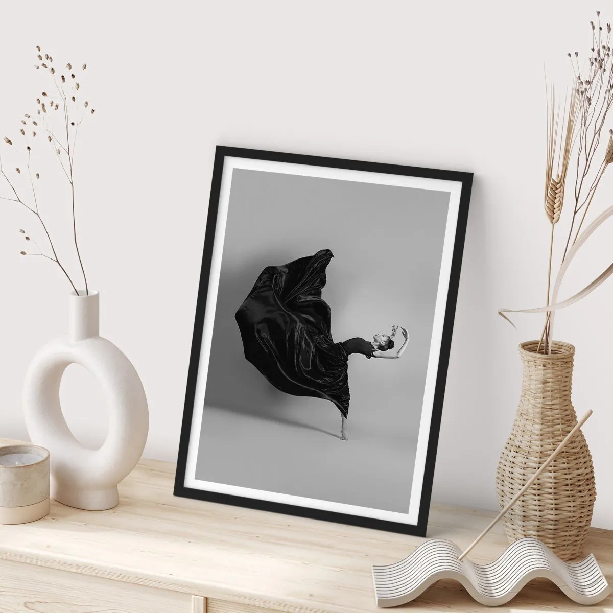 Poster in einem schwarzem Rahmen - Eine elegante Tänzerin in einem schwarzen Kleid in Bewegung - 50x70cm - Beflügelt durch die Musik - Moderne Wanddekoration für Wohnzimmer und Schlafzimmer ARTTOR