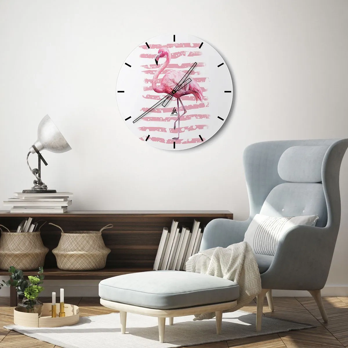 Wanduhr - Glasuhr - Ein rosa Flamingo auf einem weiß gestreiften und rosa Hintergrund - 30x30cm - In Würde, aber in Pink - Moderne Wanddekoration für Wohnzimmer, Küche und Schlafzimmer ARTTOR