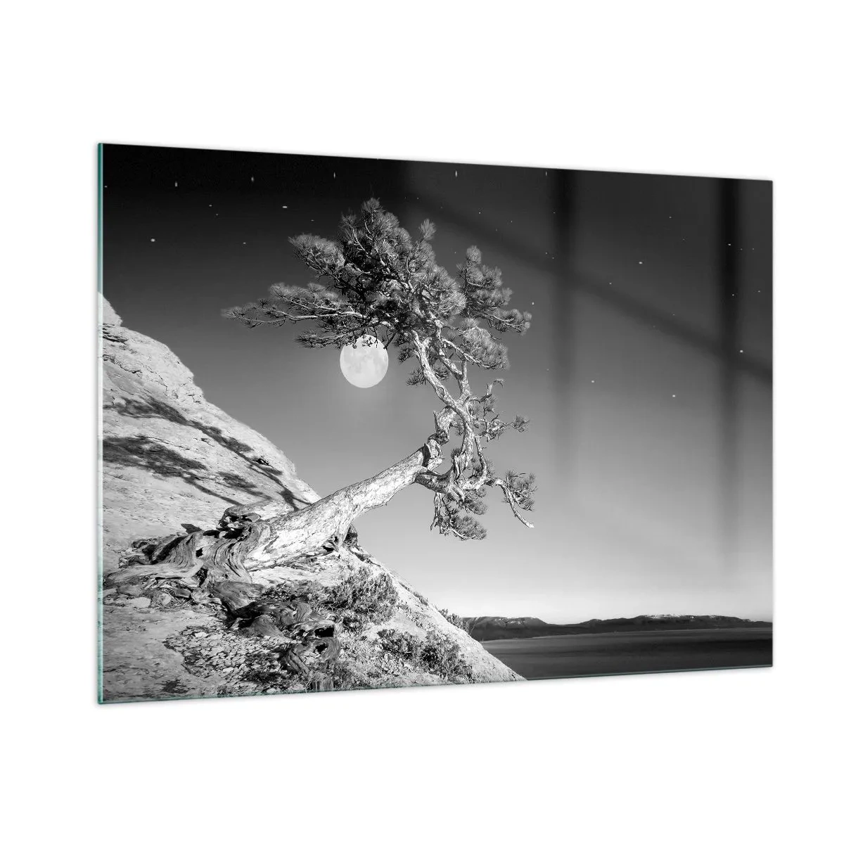 Glasbild - Bild auf glas - Ein schiefer Baum auf einem Hügel mit dem Mond im Hintergrund - 100x70cm - Siegreiche Kämpferin - Moderne Wanddekoration für Wohnzimmer und Schlafzimmer ARTTOR