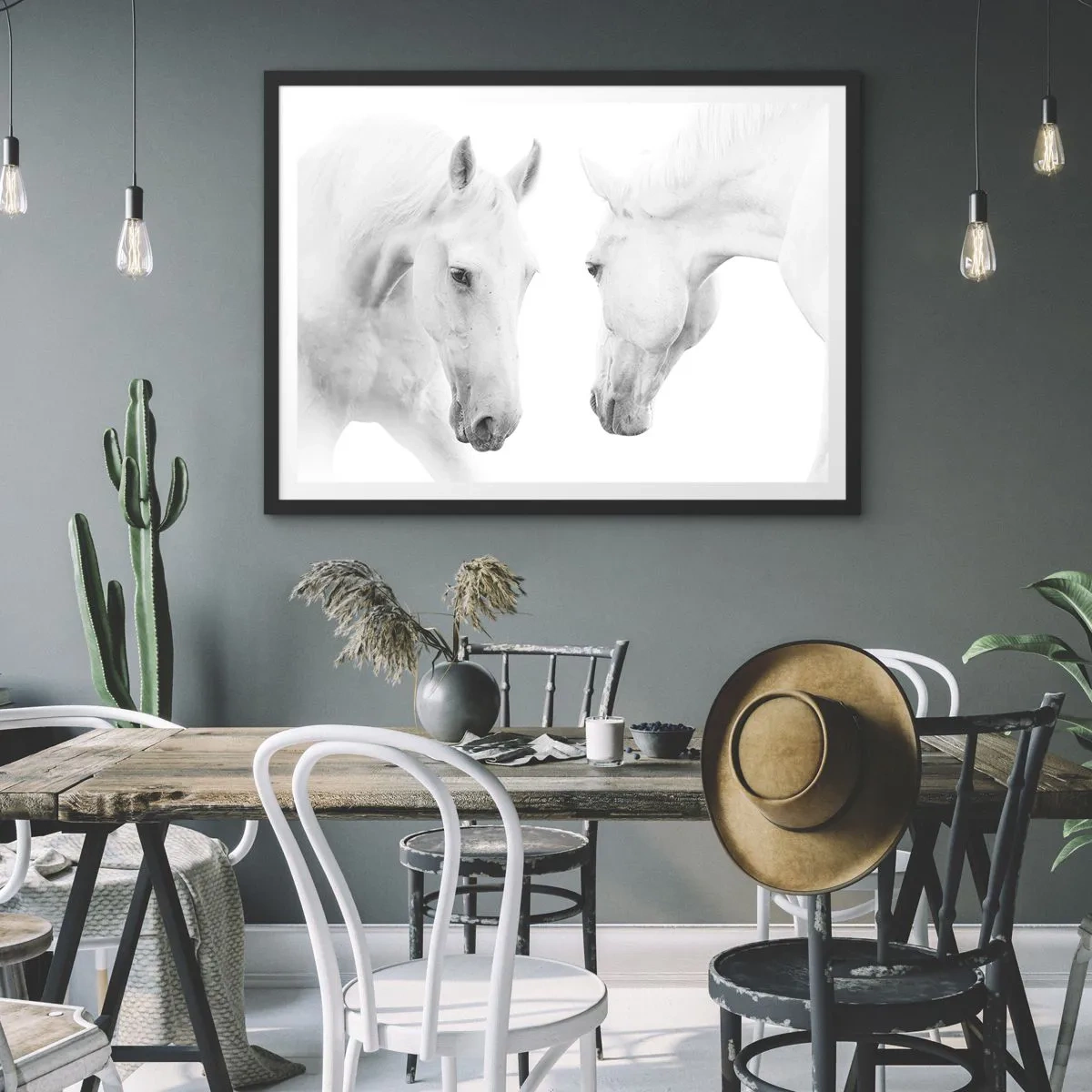 Poster in einem schwarzem Rahmen - Ein minimalistisches Porträt zweier weißer Pferde - 100x70cm - Ist das Freundschaft...? - Moderne Wanddekoration für Wohnzimmer und Schlafzimmer ARTTOR