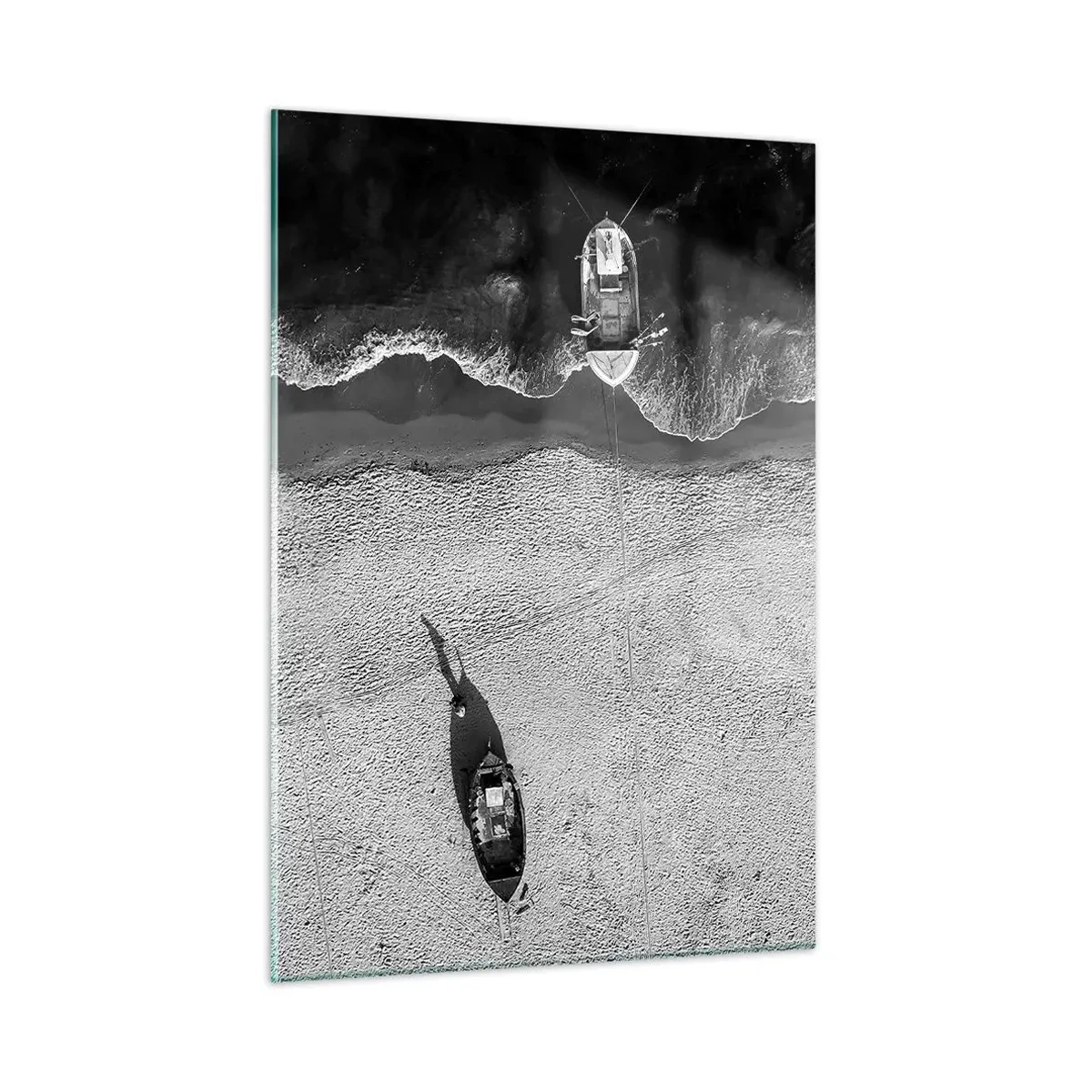 Glasbild - Bild auf glas - Schwarz-weiße Boote und ihre Schatten auf einem Sandstrand von oben gesehen - 50x70cm - Immer noch am Ufer… - Moderne Wanddekoration für Wohnzimmer und Schlafzimmer ARTTOR