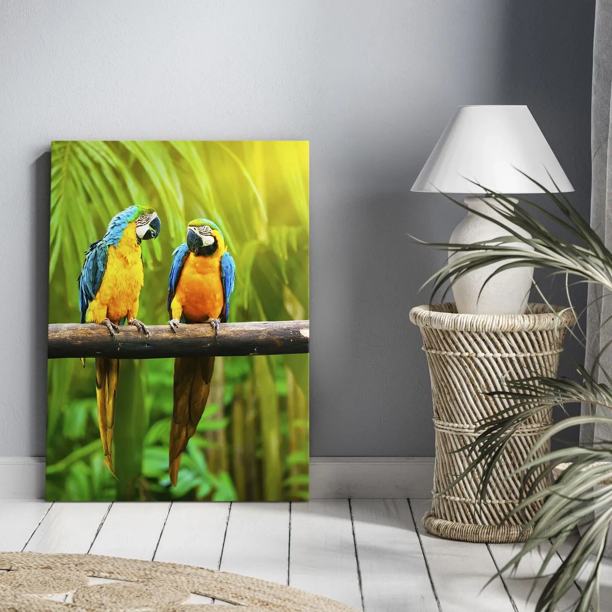 Bild auf Leinwand - Leinwandbild - Drei bunte Papageien vor einem Hintergrund aus tropischem Grün - 50x70cm - Und hast du gehört, dass sie ...? - Moderne Wanddekoration für Wohnzimmer und Schlafzimmer ARTTOR
