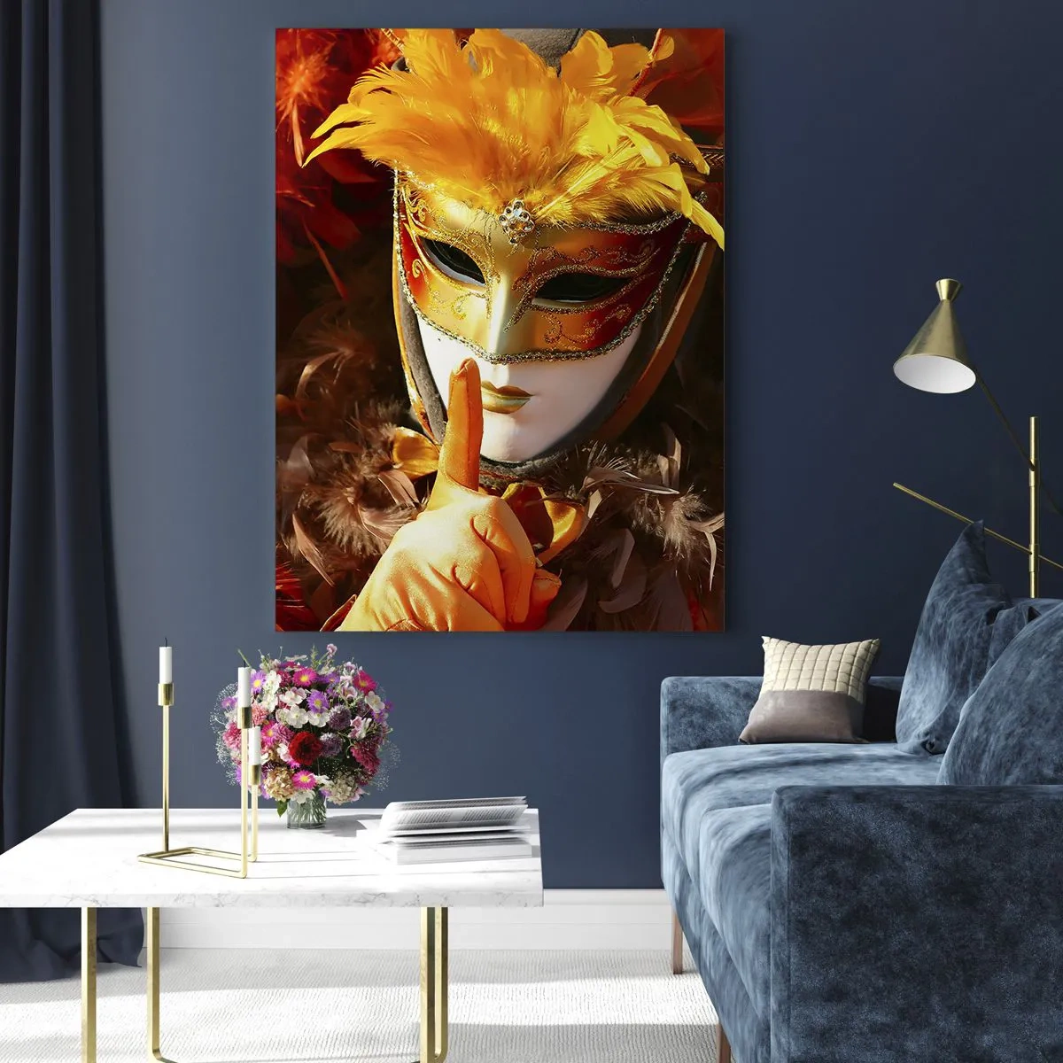 Glasbild - Bild auf glas - Karnevalsmaske in Gold- und Orangetönen - 70x100cm - Geheimnis ist Teil des Spiels - Moderne Wanddekoration für Wohnzimmer und Schlafzimmer ARTTOR