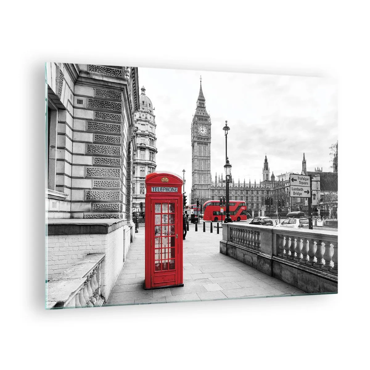 Glasbild - Bild auf glas - Schwarz-weißes London mit einer roten Telefonzelle und einem Bus - 70x50cm - London, ohne Zweifel - Moderne Wanddekoration für Wohnzimmer und Schlafzimmer ARTTOR