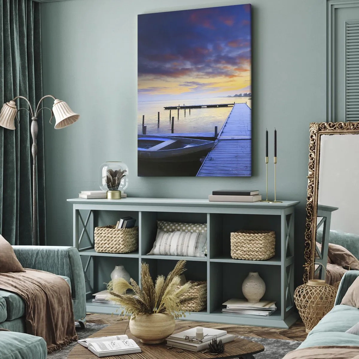 Bild auf Leinwand - Leinwandbild - Ein Seesteg bei Sonnenuntergang mit einem Boot am Ufer - 50x70cm - Violett-goldene Ruhe - Moderne Wanddekoration für Wohnzimmer und Schlafzimmer ARTTOR