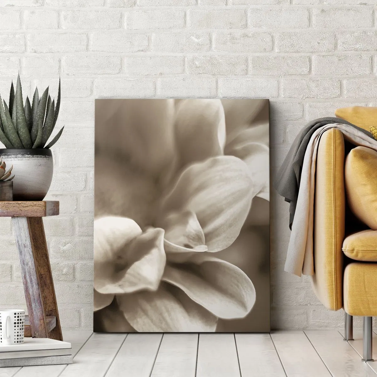 Bild auf Leinwand - Leinwandbild - Nahaufnahme von Blüten in zartem Sepia-Ton mit weichen Konturen - 50x70cm - So sanft wie ein Lächeln - Moderne Wanddekoration für Wohnzimmer und Schlafzimmer ARTTOR