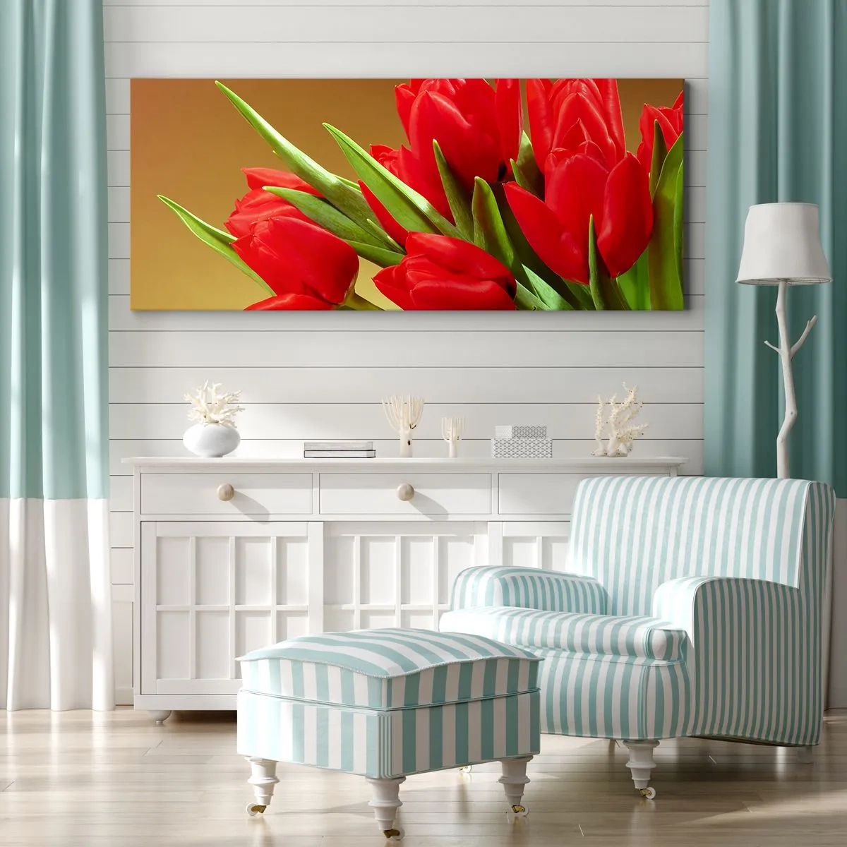 Bild auf Leinwand - Leinwandbild - Ein Strauß roter Tulpen auf goldenem Hintergrund mit grünen Blättern. - 140x50cm - Ein Haufen Frühlingsfreude - Moderne Wanddekoration für Wohnzimmer und Schlafzimmer ARTTOR