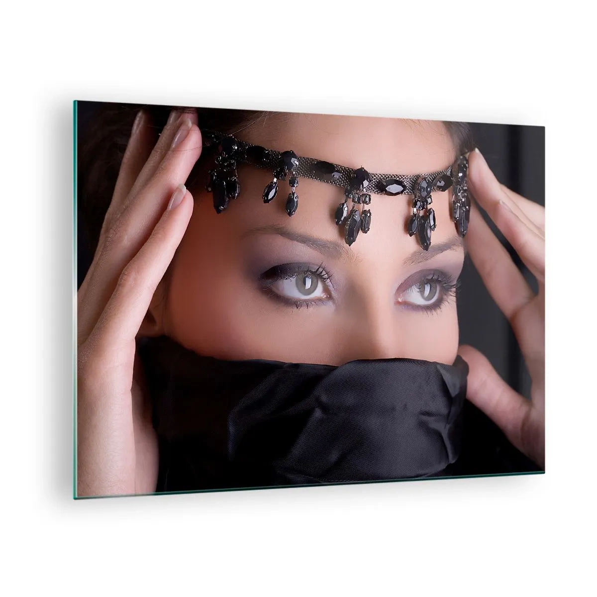 Glasbild - Bild auf glas - Ein Frauengesicht mit einer verzierten Tiara und einem intensiven Blick - 70x50cm - Orientalisches verführerisches Geheimnis - Moderne Wanddekoration für Wohnzimmer und Schlafzimmer ARTTOR