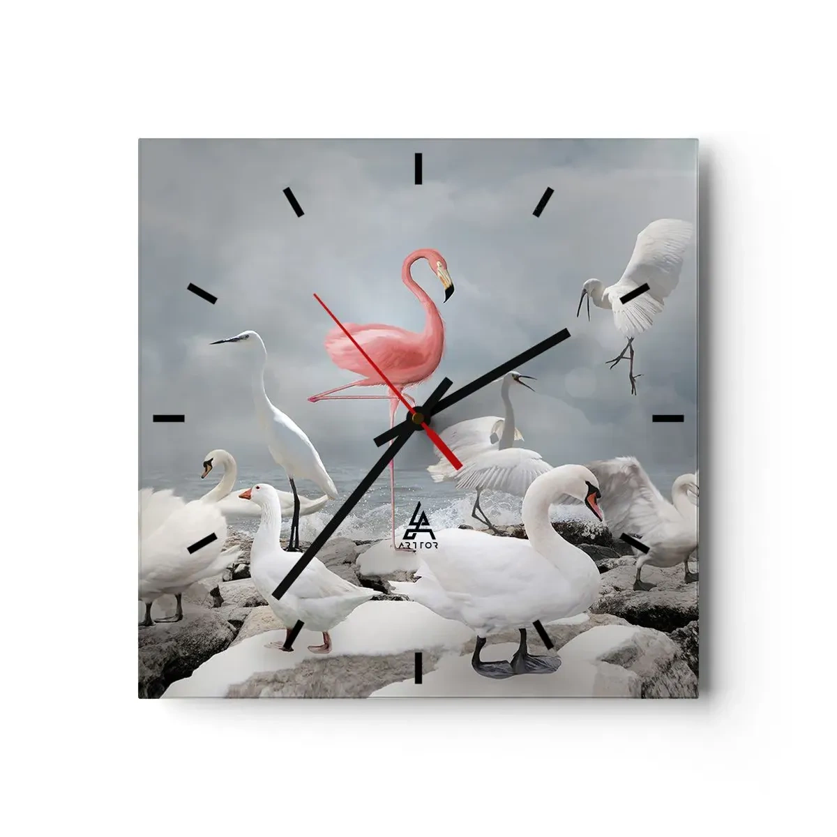Wanduhr - Glasuhr - Ein rosa Flamingo zwischen weißen Schwänen vor der Kulisse eines Sees - 30x30cm - Wie kam ich hier hin? - Moderne Wanddekoration für Wohnzimmer und Schlafzimmer ARTTOR
