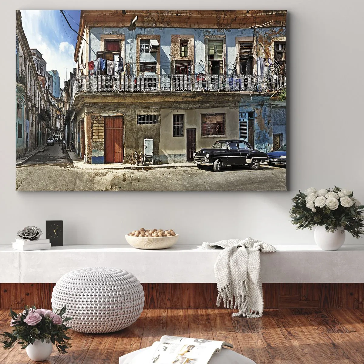Bild auf Leinwand - Leinwandbild - Bunte Mietshäuser und ein Oldtimer im Stadtbild - 100x70cm - Havanna-Stimmung - Moderne Wanddekoration für Wohnzimmer und Schlafzimmer ARTTOR