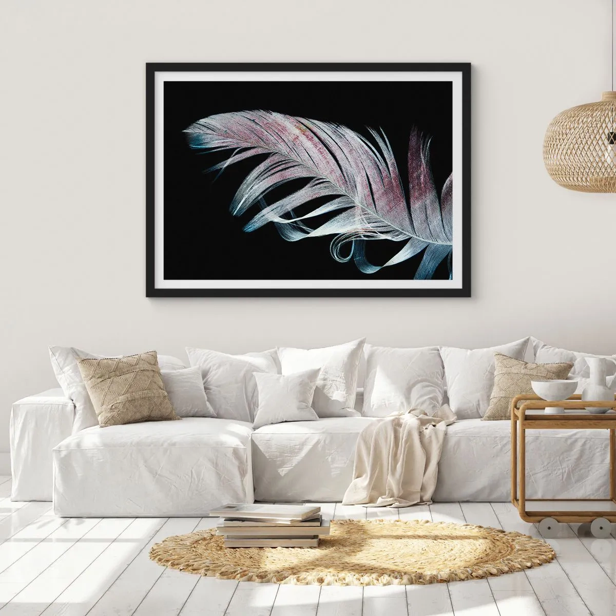 Poster in einem schwarzem Rahmen - Eine zarte Feder auf schwarzem Hintergrund in einem künstlerischen Ansatz - 70x50cm - Denke an Berührung - Moderne Wanddekoration für Wohnzimmer und Schlafzimmer ARTTOR