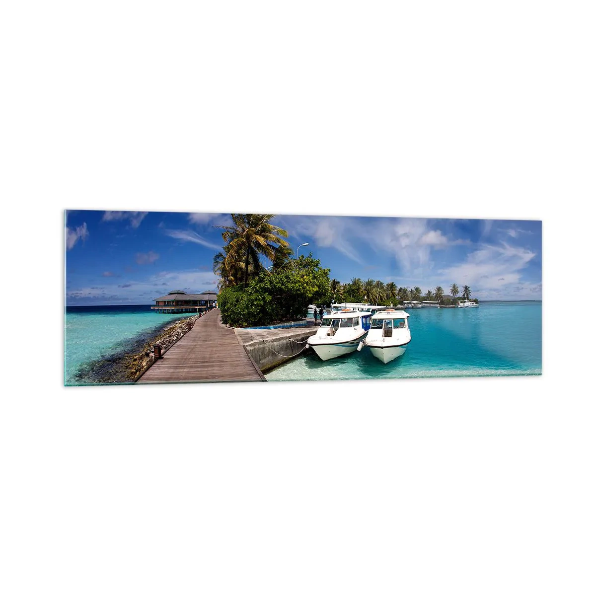 Glasbild - Bild auf glas - Ein Steg über einem türkisfarbenen Meer mit Booten und Palmen - 160x50cm - Doch das Paradies gibt es - Moderne Wanddekoration für Wohnzimmer und Schlafzimmer ARTTOR