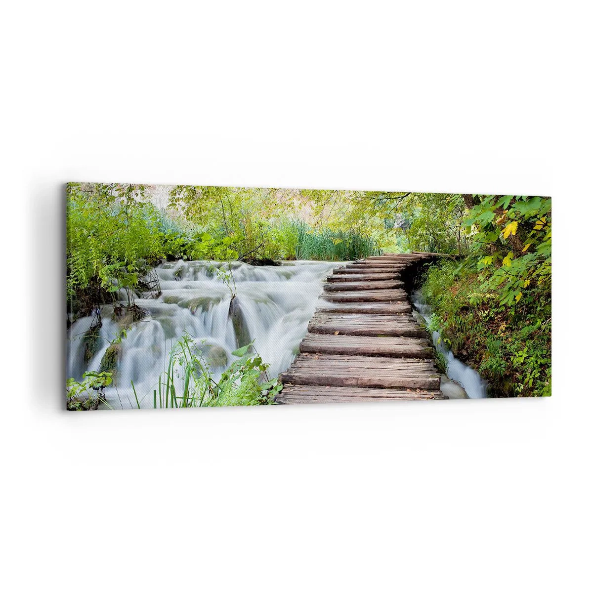 Bild auf Leinwand - Leinwandbild - Eine Holzbrücke über einen Wasserfall, umgeben von üppigem grünen Wald. - 120x50cm - Das Wasser ist überhaupt nicht ruhig - Moderne Wanddekoration für Wohnzimmer und Schlafzimmer ARTTOR
