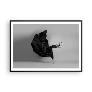 Poster in einem schwarzem Rahmen - Eine elegante Tänzerin in einem schwarzen Kleid in Bewegung - 100x70cm - Beflügelt durch die Musik - Moderne Wanddekoration für Wohnzimmer und Schlafzimmer ARTTOR