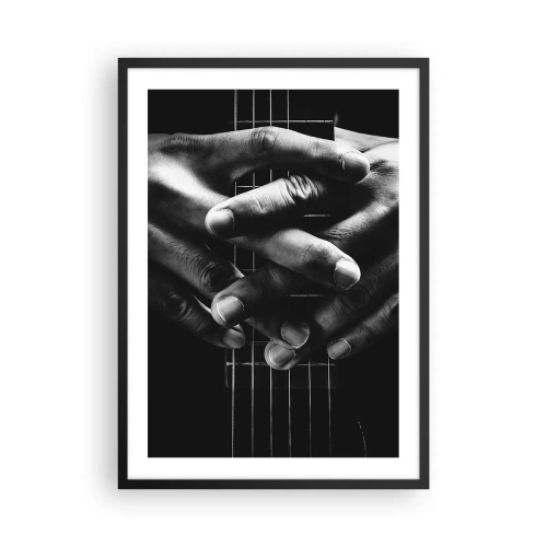 Poster in einem schwarzem Rahmen - Hände auf den Saiten einer Gitarre in Schwarz und Weiß gefaltet - 50x70cm - Gebet des Künstlers - Moderne Wanddekoration für Wohnzimmer und Schlafzimmer ARTTOR