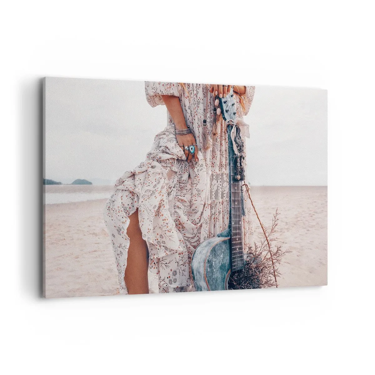 Bild auf Leinwand - Leinwandbild - Frau im Boho-Stil mit Gitarre am Strand - 120x80cm - Kinderblumen auf dem Weg - Moderne Wanddekoration für Wohnzimmer und Schlafzimmer ARTTOR