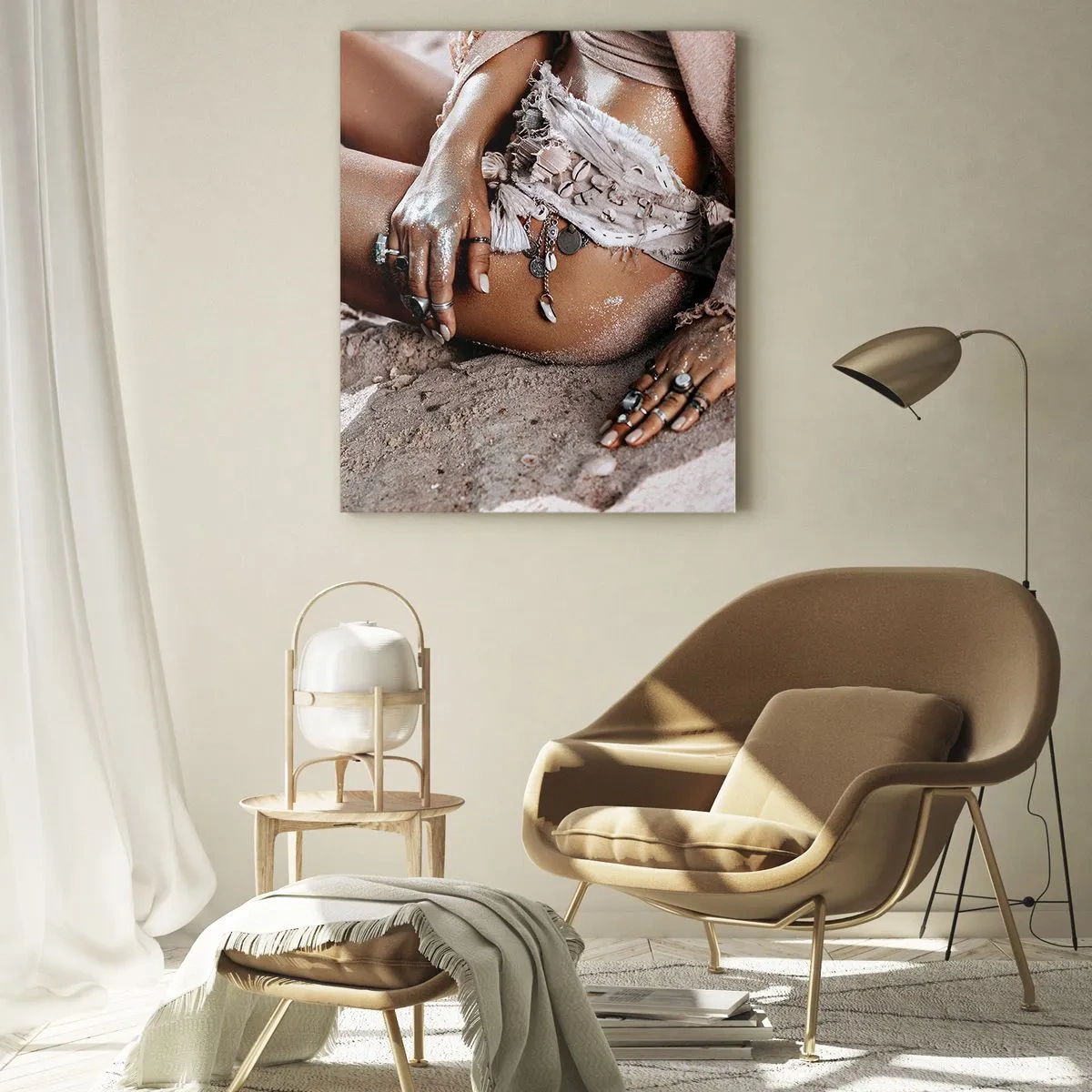 Glasbild - Bild auf glas - Boho-Frau am Strand mit Schmuck - 80x120cm - Von den Wellen geworfen? - Moderne Wanddekoration für Wohnzimmer und Schlafzimmer ARTTOR