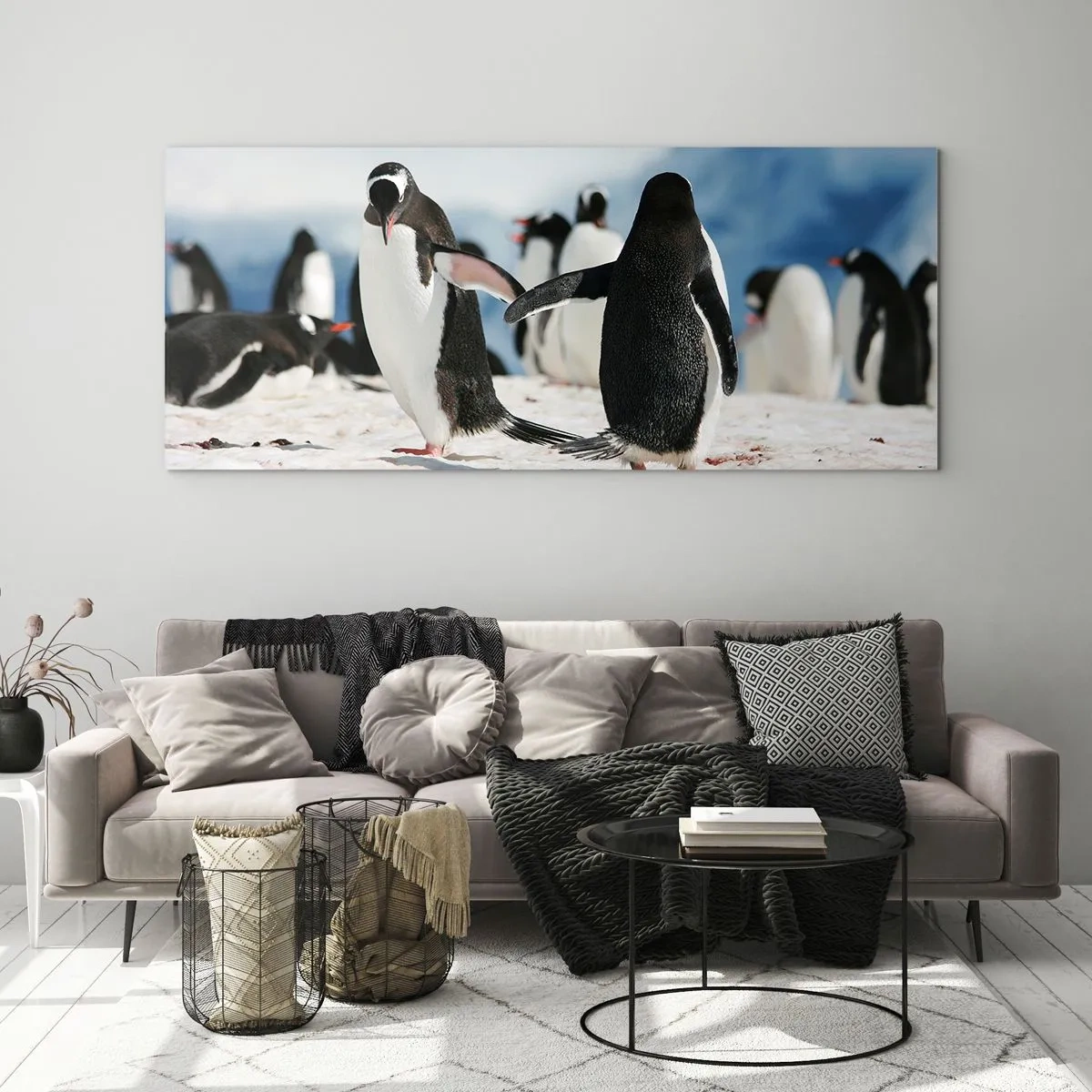 Glasbild - Bild auf glas - Eine Gruppe Pinguine im Schnee in einer antarktischen Landschaft - 160x50cm - Tanzen im Schnee - Moderne Wanddekoration für Wohnzimmer und Schlafzimmer ARTTOR