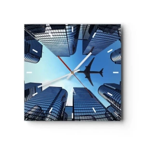 Wanduhr - Glasuhr - Ein Flugzeug fliegt über moderne Wolkenkratzer im Stadtzentrum. - 30x30cm - Der Blick aus der Glasschlucht - Moderne Wanddekoration für Wohnzimmer und Schlafzimmer ARTTOR