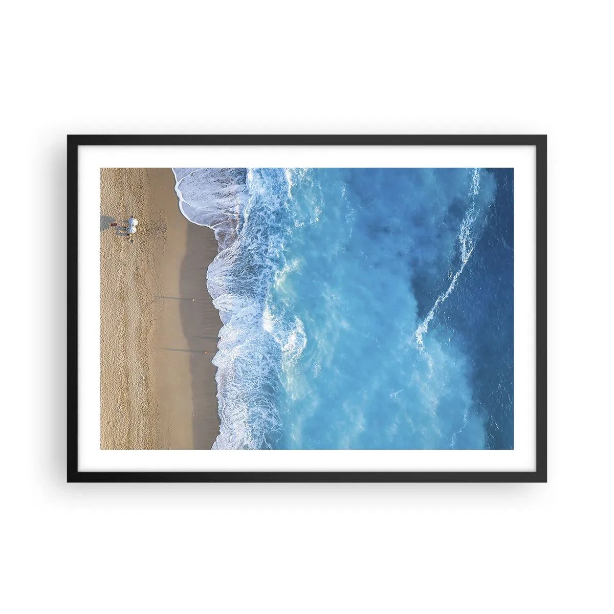 Poster in einem schwarzem Rahmen - Eine Vogelperspektive auf den Strand und die Meereswellen - 70x50cm - Die Kraft des Blaus - Moderne Wanddekoration für Wohnzimmer und Schlafzimmer ARTTOR