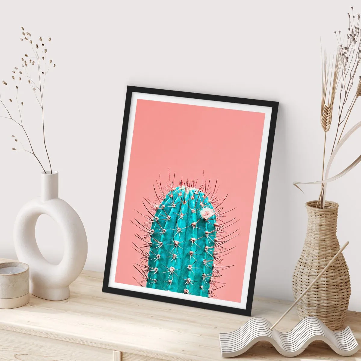 Poster in einem schwarzem Rahmen - Türkisfarbener Kaktus auf rosa Hintergrund - 50x70cm - Schau einfach hin - Moderne Wanddekoration für Wohnzimmer und Schlafzimmer ARTTOR