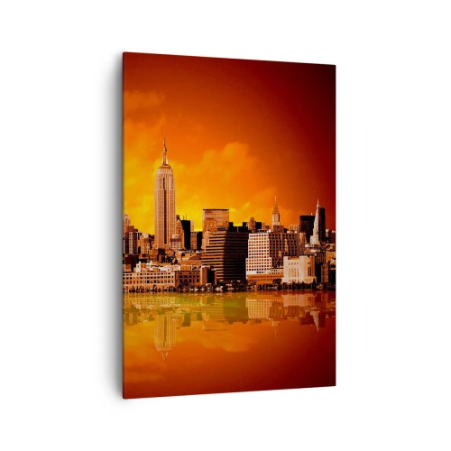 Bild auf Leinwand - Leinwandbild - Panorama der Stadt bei Sonnenuntergang mit im Wasser reflektierten Gebäuden - 70x100cm - Das Großstadtpanorama in Gelb und Bronze - Moderne Wanddekoration für Wohnzimmer und Schlafzimmer ARTTOR