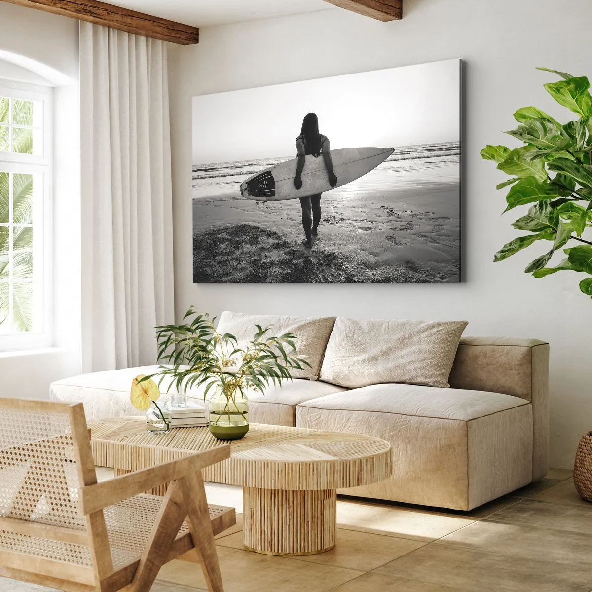 Bild auf Leinwand - Leinwandbild - Frau mit Surfbrett am Strand in Schwarz und Weiß - 120x80cm - Die Tochter der Meereswelle - Moderne Wanddekoration für Wohnzimmer und Schlafzimmer ARTTOR