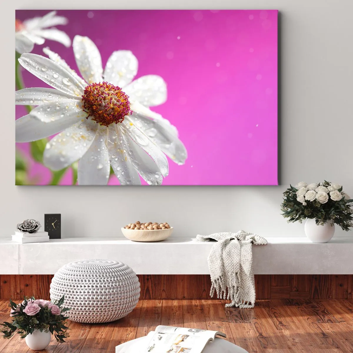Bild auf Leinwand - Leinwandbild - Ein weißes Gänseblümchen mit Wassertropfen auf einem rosa Hintergrund - 100x70cm - Bescheiden in seiner Schönheit - Moderne Wanddekoration für Wohnzimmer und Schlafzimmer ARTTOR