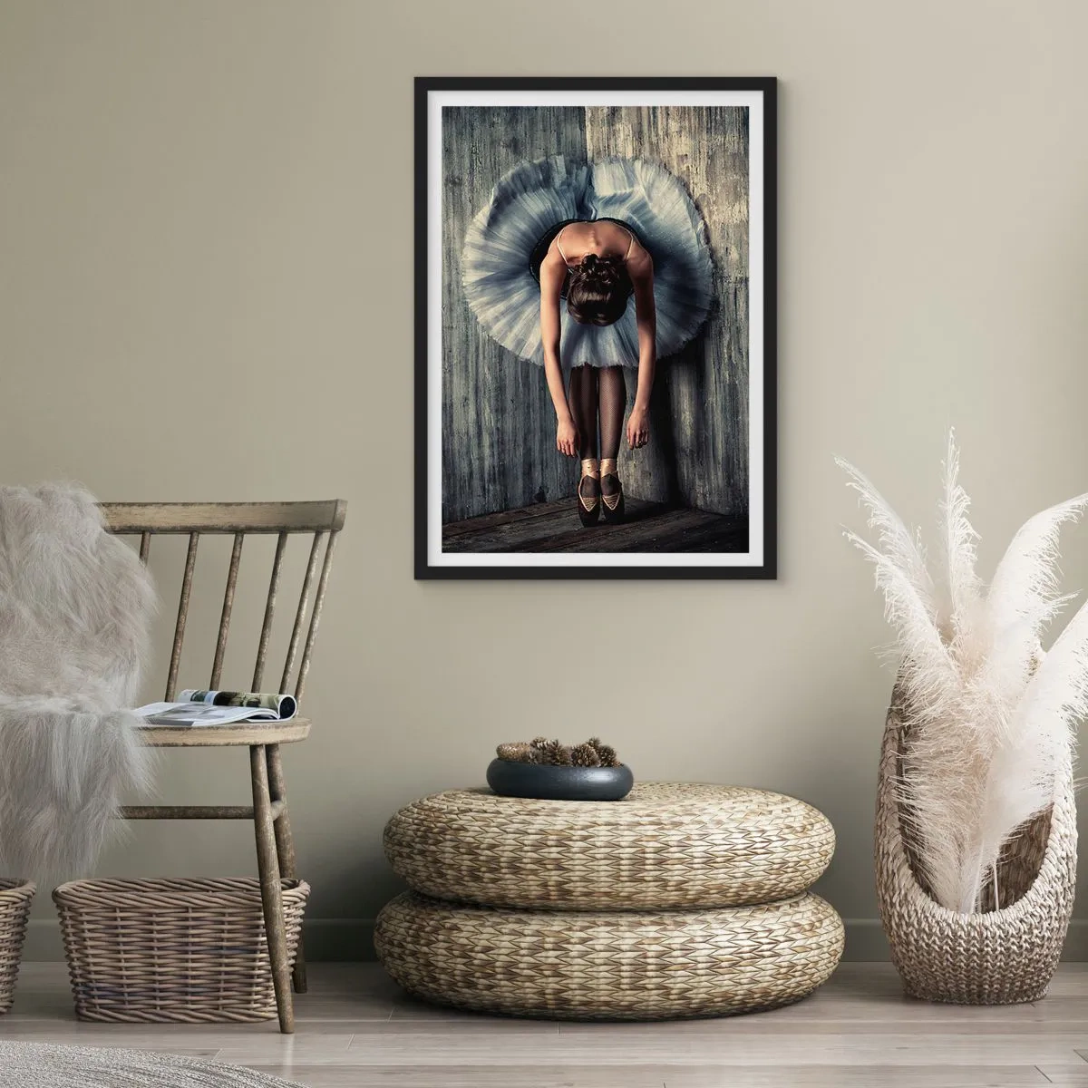 Poster in einem schwarzem Rahmen - Eine elegante Ballerina in einer klassischen Pose vor einer rohen Wand. - 50x70cm - Wenn die Musik aufhört - Moderne Wanddekoration für Wohnzimmer und Schlafzimmer ARTTOR