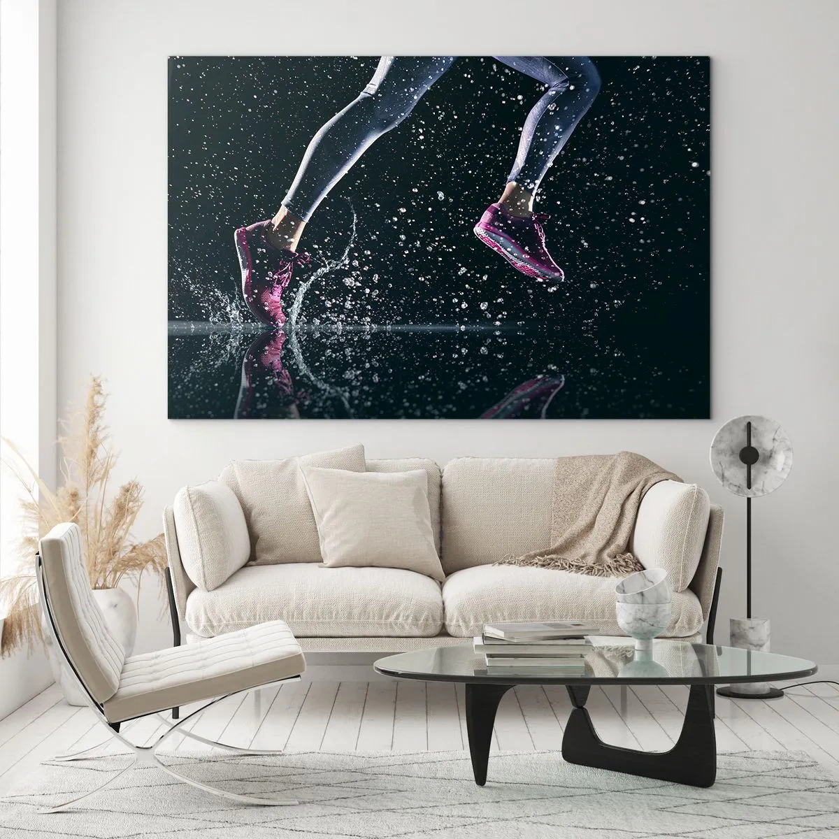 Glasbild - Bild auf glas - Laufen durchs Wasser in Sportschuhen vor dunklem Hintergrund - 120x80cm - Wie viel Kraft in den Beinen - Moderne Wanddekoration für Wohnzimmer und Schlafzimmer ARTTOR