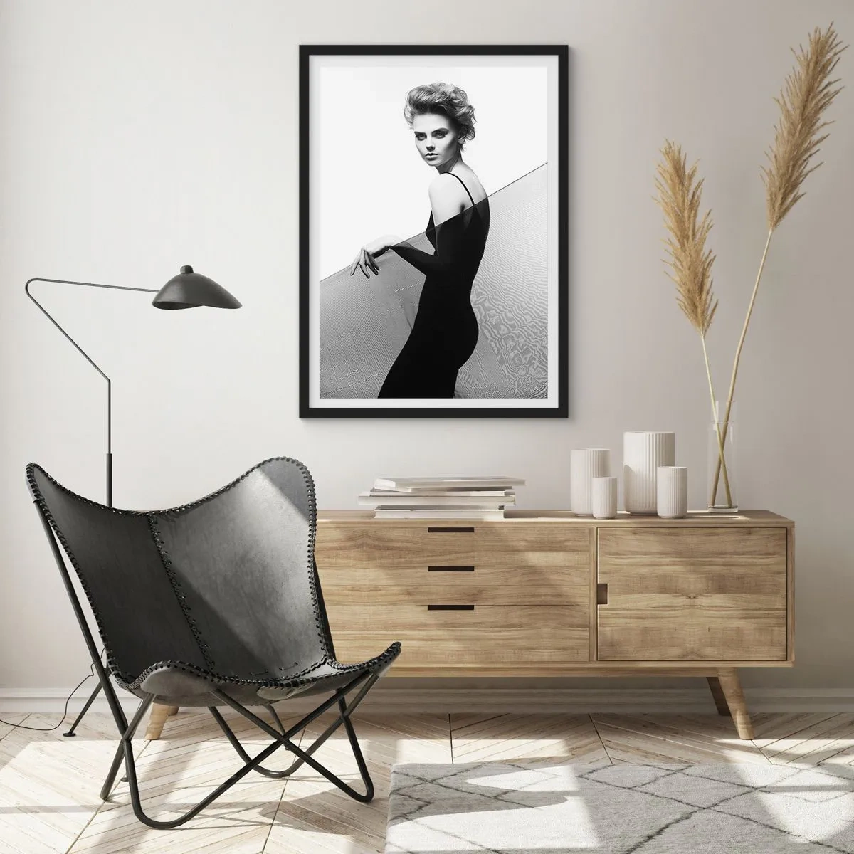 Poster in einem schwarzem Rahmen - Eine Frau in einem schwarzen Kleid vor einer Wüstenlandschaft - 50x70cm - Magnetischer Blick - Moderne Wanddekoration für Wohnzimmer und Schlafzimmer ARTTOR
