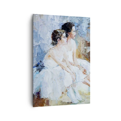 Bild auf Leinwand - Leinwandbild - Zwei Ballerinas in weißen Outfits entspannen vor einem pastellfarbenen Hintergrund. - 70x100cm - Rest der jungen Schwäne - Moderne Wanddekoration für Wohnzimmer und Schlafzimmer ARTTOR