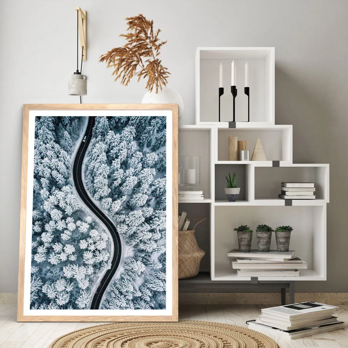 Poster in einem Rahmen aus heller Eiche - Durch den Winterwald - 70x100 cm