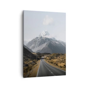 Bild auf Leinwand - Leinwandbild - Eine Straße in den Bergen, umgeben von einer malerischen Landschaft - 50x70cm - Der Weg ins Herz der Berge - Moderne Wanddekoration für Wohnzimmer und Schlafzimmer ARTTOR