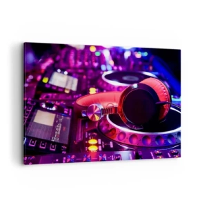 Bild auf Leinwand - Leinwandbild - DJ-Kopfhörer auf einer Konsole mit Neonbeleuchtung - 100x70cm - Bevor der Spaß beginnt - Moderne Wanddekoration für Wohnzimmer und Schlafzimmer ARTTOR