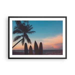 Poster in einem schwarzem Rahmen - Surfbretter vor der Kulisse einer Palme und eines Sonnenuntergangs - 70x50cm - Morgen wird es auch lustig - Moderne Wanddekoration für Wohnzimmer und Schlafzimmer ARTTOR