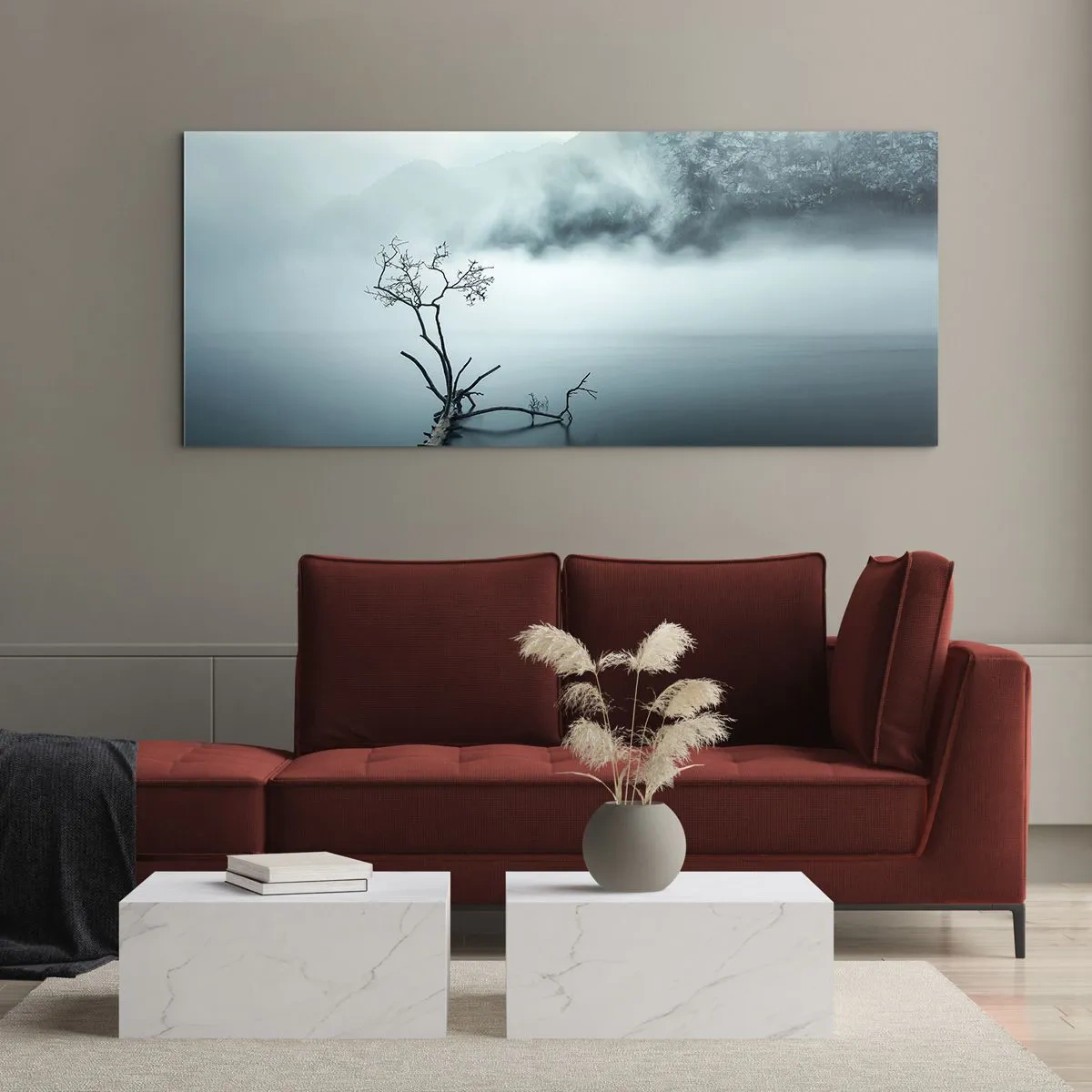Glasbild - Bild auf glas - Ein einsamer Baum im Wasser, umgeben von Nebel und Bergen - 120x50cm - Aus Wasser und Nebel - Moderne Wanddekoration für Wohnzimmer und Schlafzimmer ARTTOR