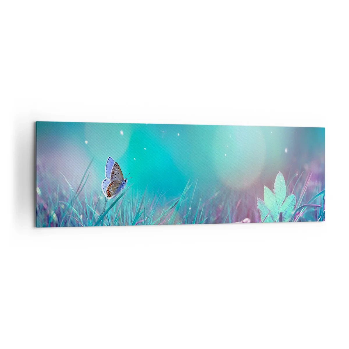 Bild auf Leinwand - Leinwandbild - Ein Schmetterling auf dem Gras im Licht verschwommener Reflexionen - 160x50cm - Das geheime Leben der Wiese - Moderne Wanddekoration für Wohnzimmer und Schlafzimmer ARTTOR
