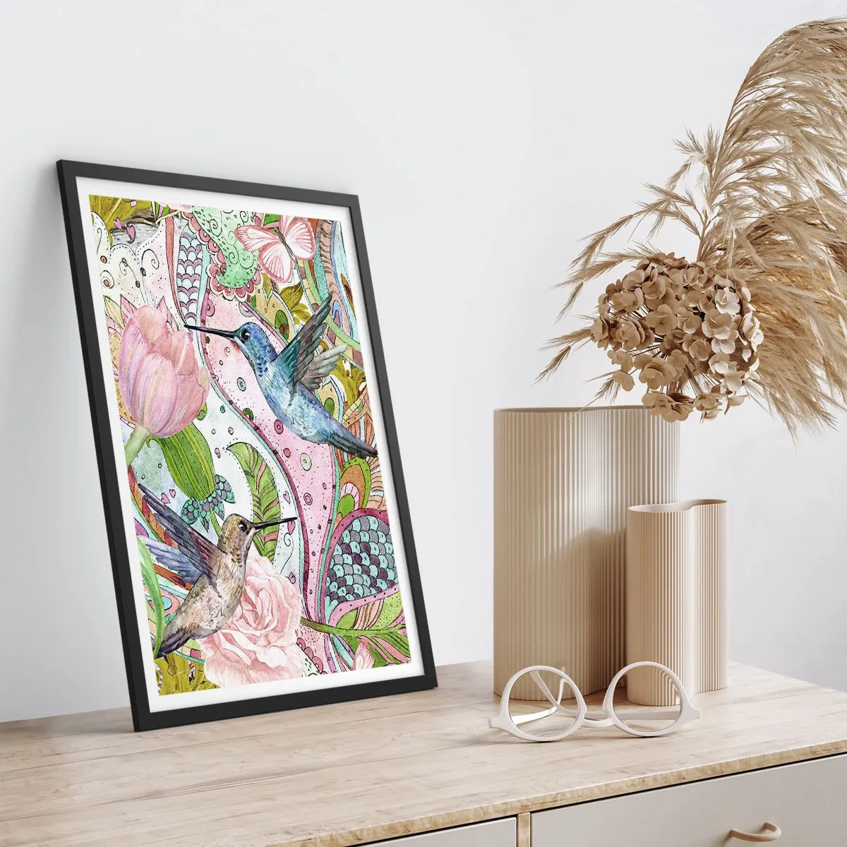 Poster in einem schwarzem Rahmen - Bunte Kolibris vor einem Hintergrund aus Blumen und Mustern - 50x70cm - Verstrickt in Weinreben - Moderne Wanddekoration für Wohnzimmer und Schlafzimmer ARTTOR