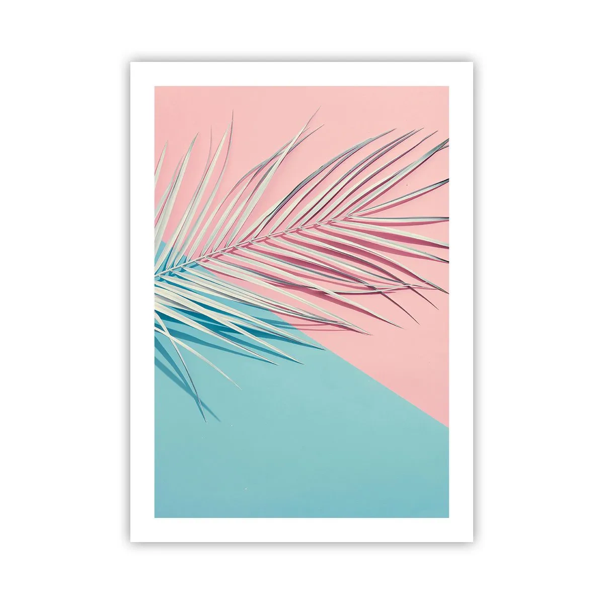 Poster - Eine Palme vor einem Hintergrund in Pastellrosa und Blau - 50x70cm - Tropischer Eindruck - Moderne Wanddekoration für Wohnzimmer und Schlafzimmer ARTTOR