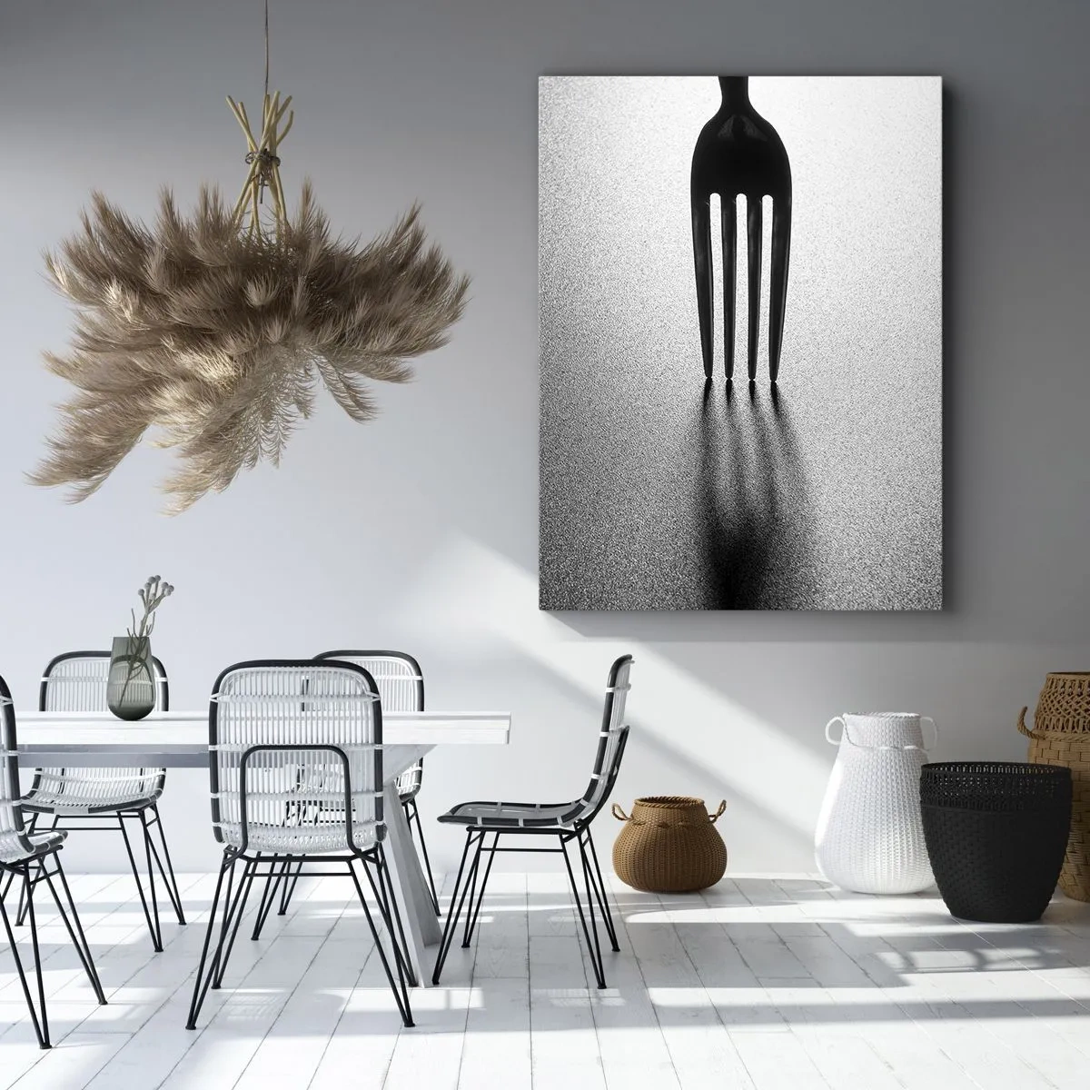 Bild auf Leinwand - Leinwandbild - Eine minimalistische Interpretation einer Gabel in Schwarzweiß mit Schattenspiel. - 50x70cm - Licht und Schatten - Moderne Wanddekoration für Wohnzimmer und Schlafzimmer ARTTOR