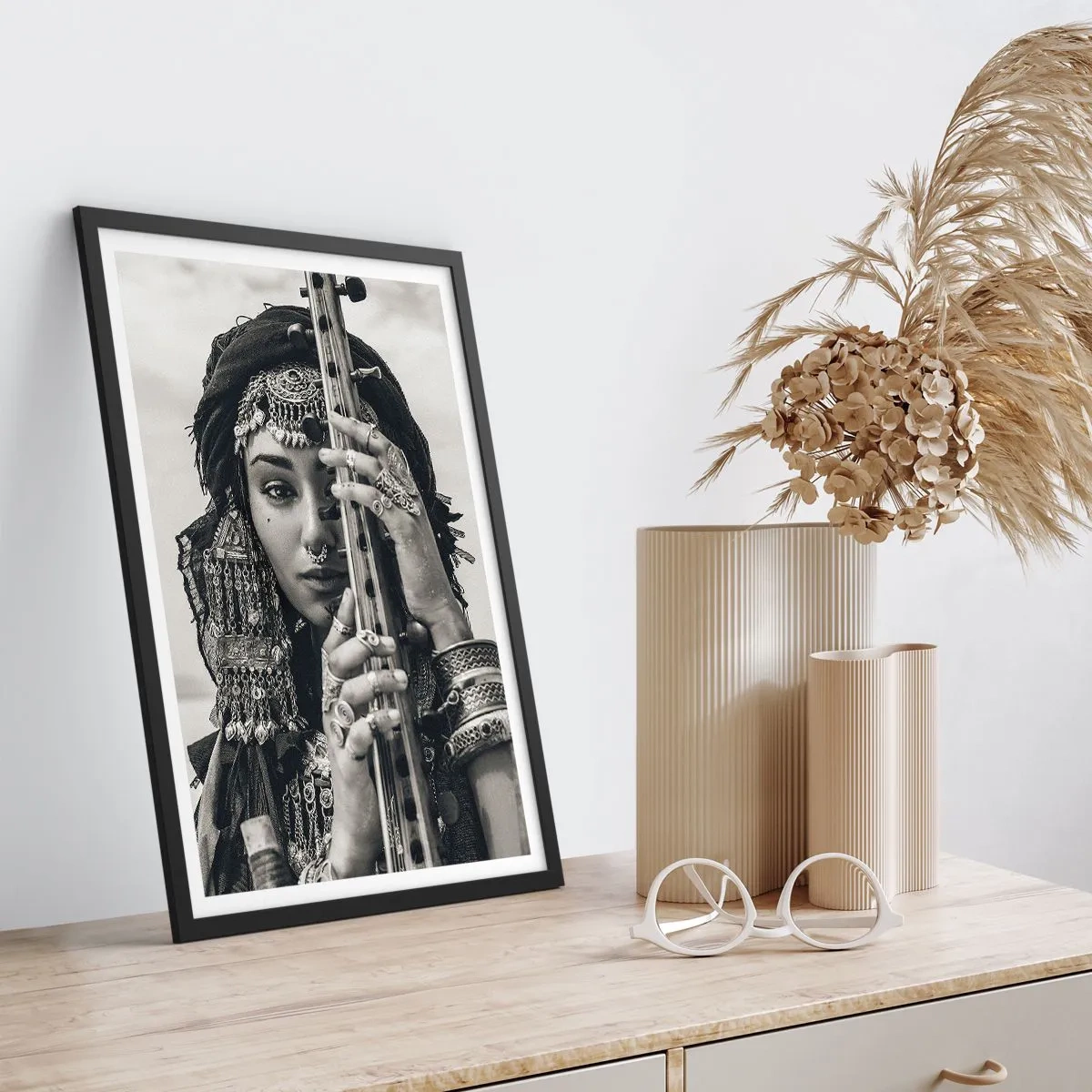 Poster in einem schwarzem Rahmen - Porträt einer Frau mit orientalischen Vintage-Dekorationen - 50x70cm - Die Musik des Orients selbst - Moderne Wanddekoration für Wohnzimmer und Schlafzimmer ARTTOR
