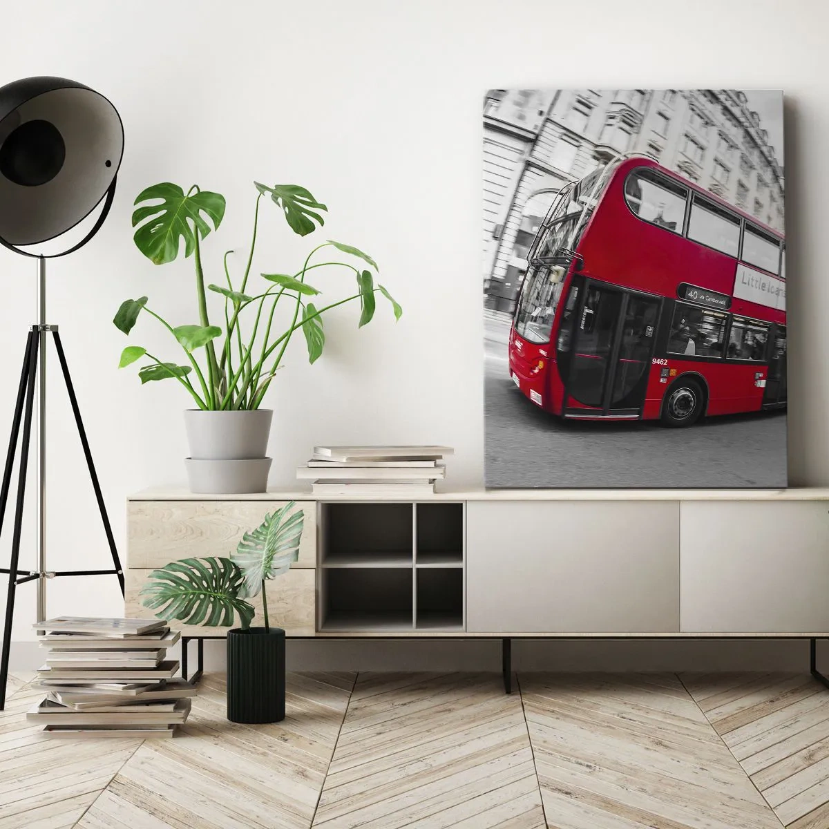 Bild auf Leinwand - Leinwandbild - Ein roter Londoner Bus vor einer schwarz-weißen Straße - 50x70cm - London traditionell - mit dem Bus - Moderne Wanddekoration für Wohnzimmer und Schlafzimmer ARTTOR