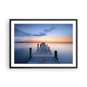 Poster in einem schwarzem Rahmen - Holzsteg am See bei Sonnenuntergang - 70x50cm - Die Ruhe einer heiteren Dämmerung - Moderne Wanddekoration für Wohnzimmer und Schlafzimmer ARTTOR
