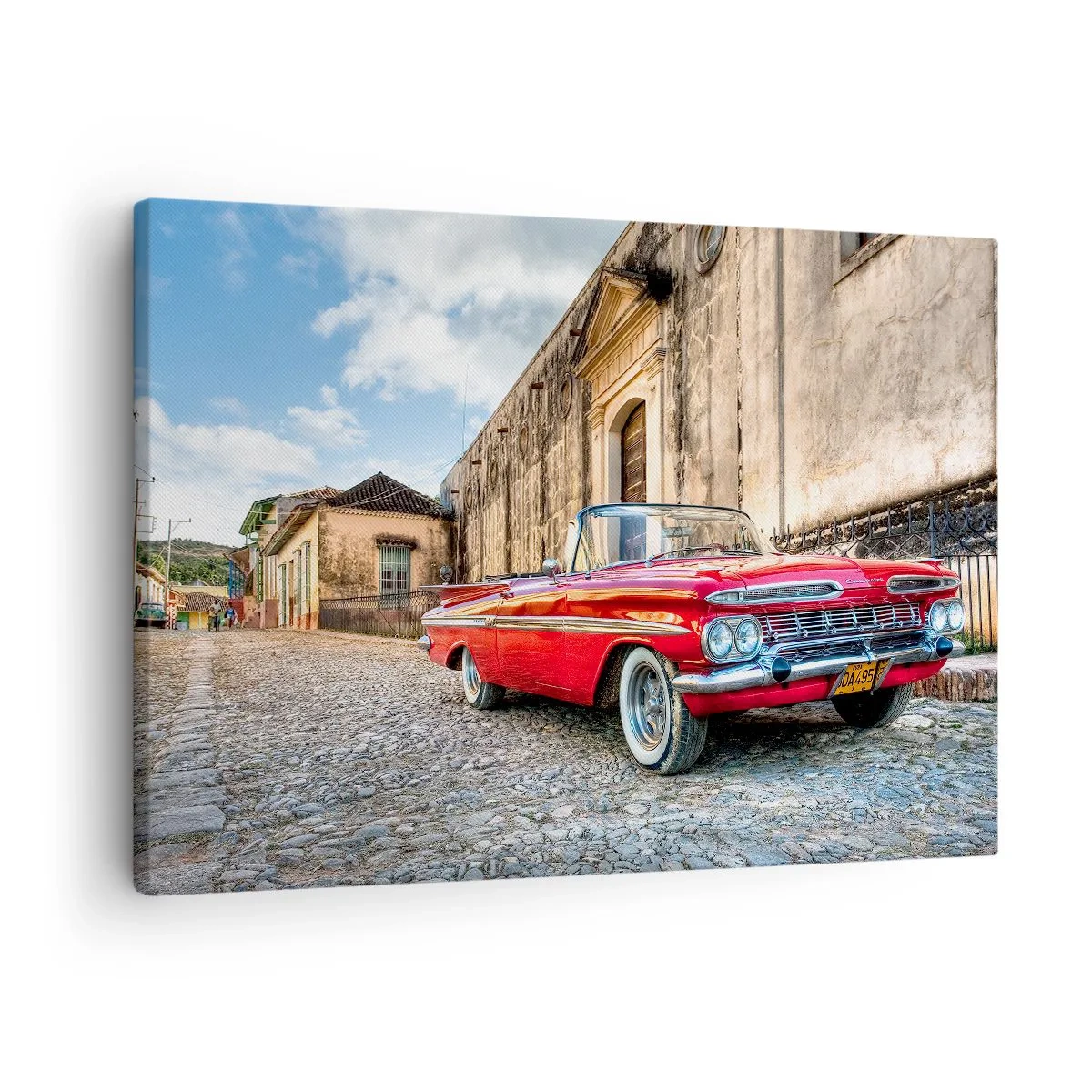 Bild auf Leinwand - Leinwandbild - Roter Oldtimer auf einer Kopfsteinpflasterstraße - 70x50cm - Kubanische Emotionen - Moderne Wanddekoration für Wohnzimmer und Schlafzimmer ARTTOR